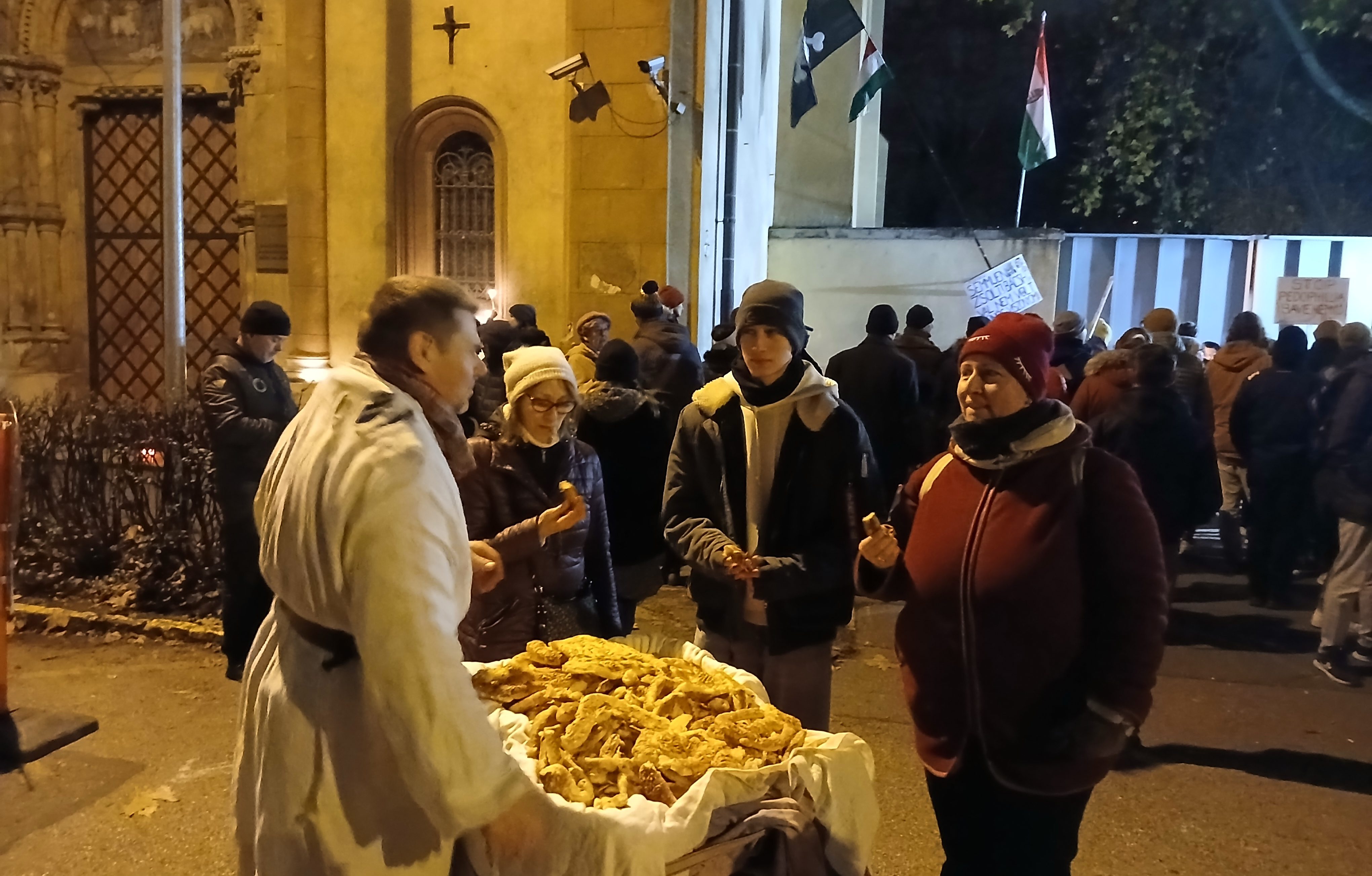 A Szőlő utcai javítóintézetnél tüntettek Puzsér Róberték 1