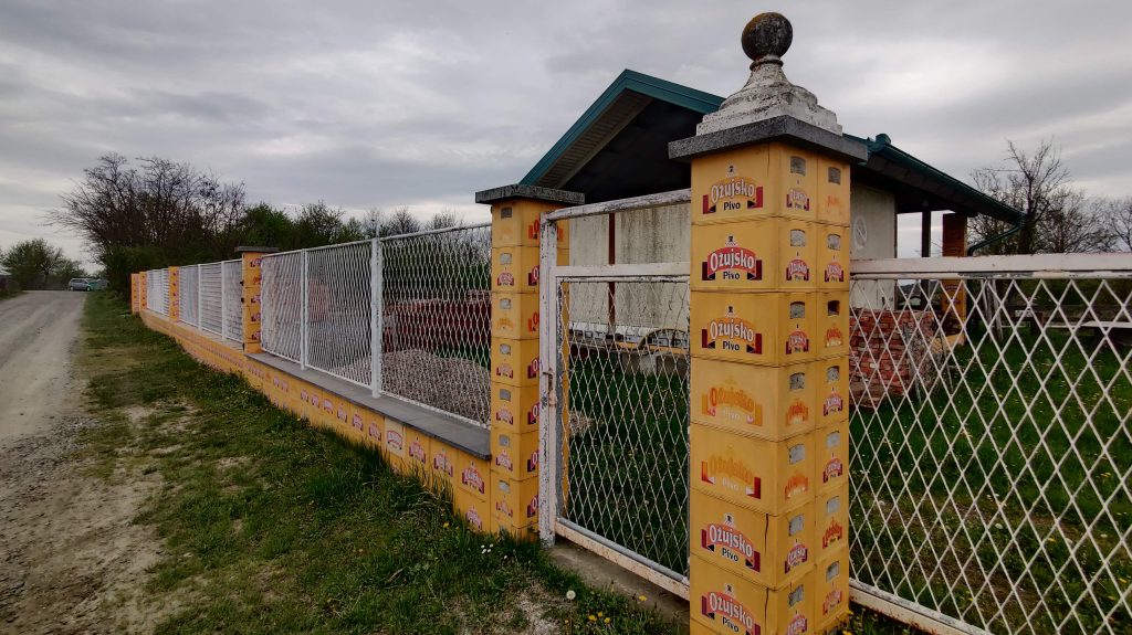 Egy horvát kőműves fejéből pattant ki Kelet-Európa egyik legviccesebb kerítése