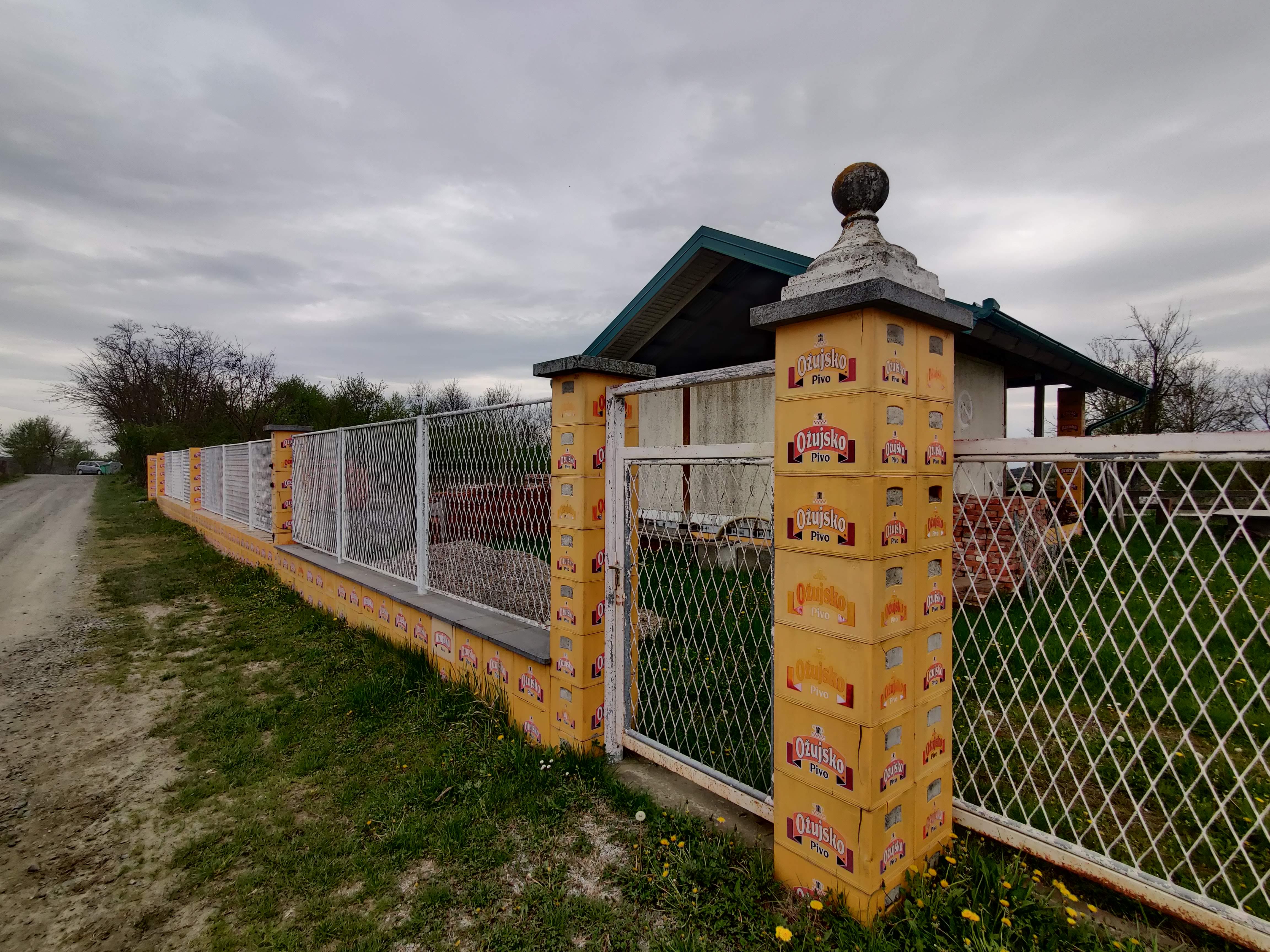 Egy horvát kőműves fejéből pattant ki Kelet-Európa egyik legviccesebb kerítése 1