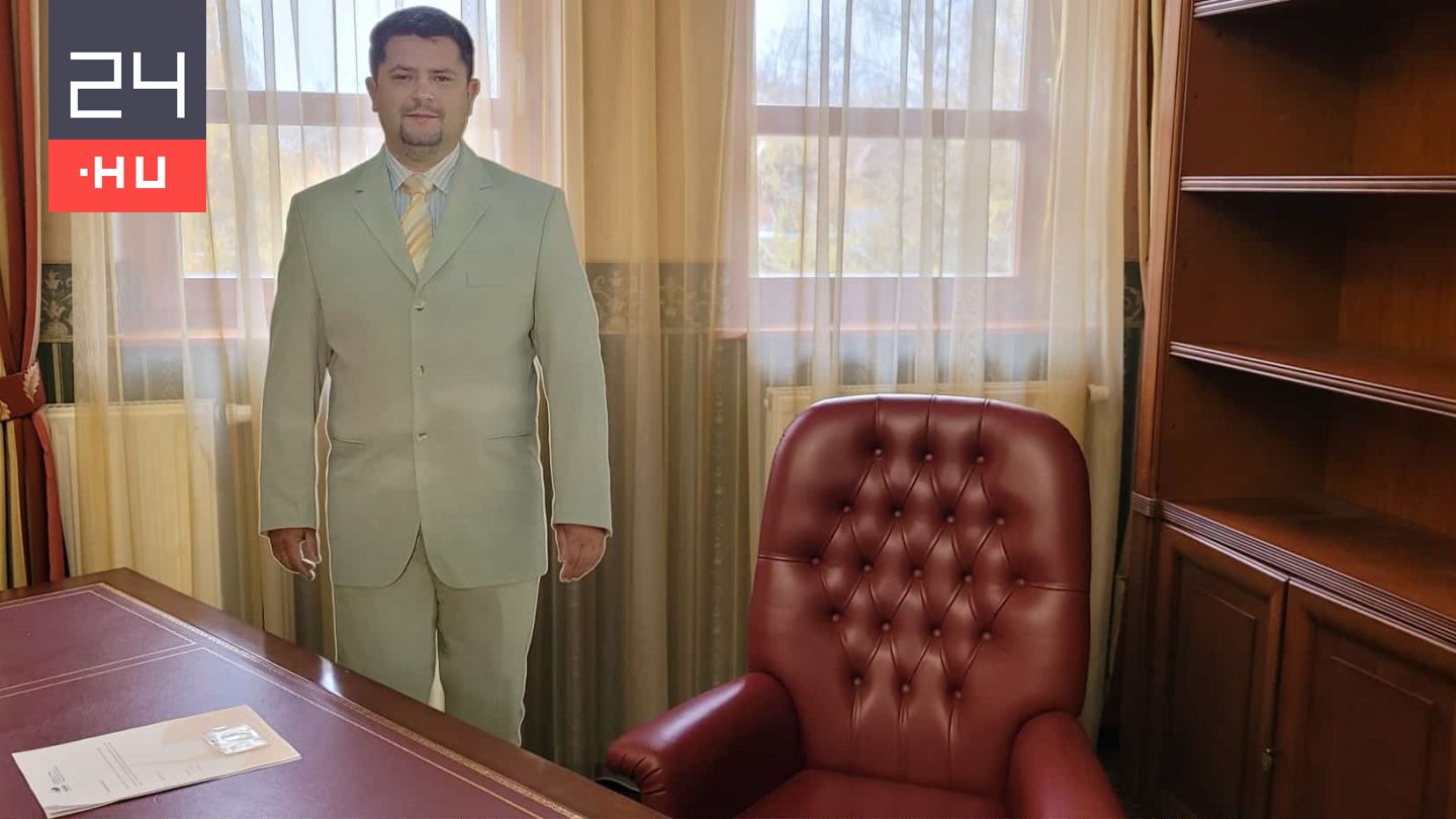 A leváltott igazgató helyett egy életnagyságú papírbábú várta a polgármestert az agárdi gyógyfürdőben