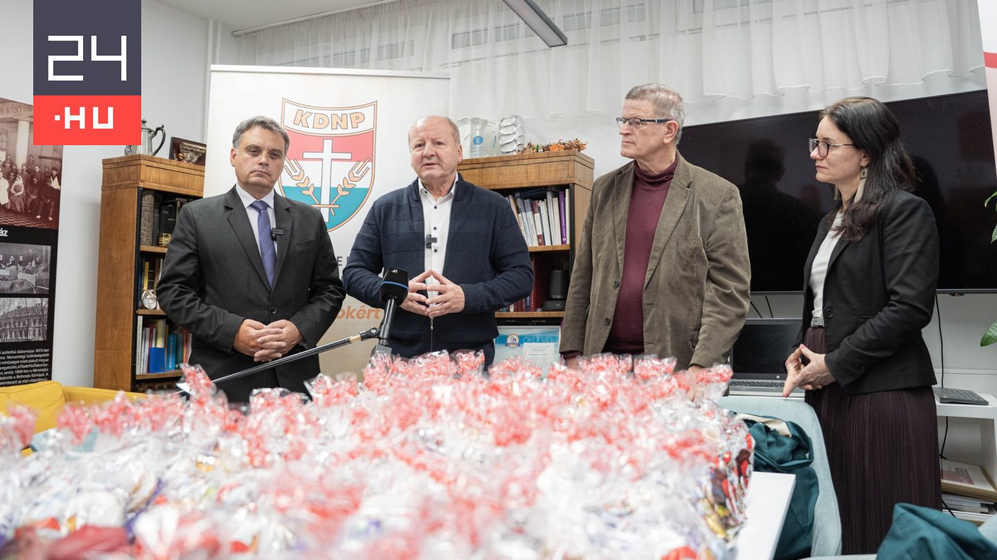 Pártlogóval felszerelkezve vitte a mikuláscsomagokat a KDNP a Bethesda Gyermekkórházba