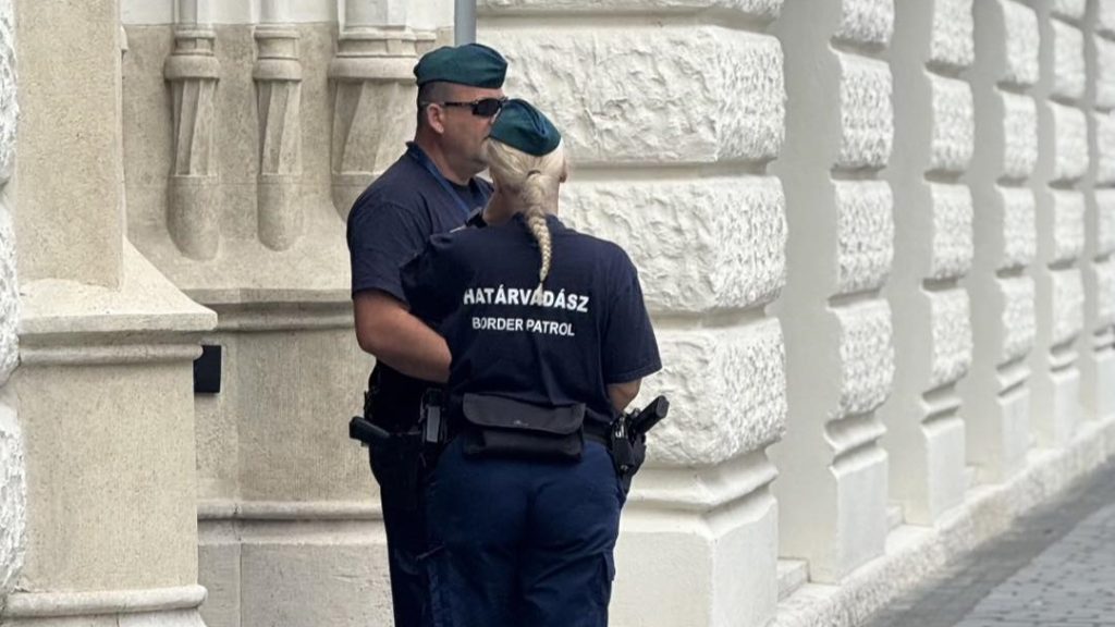 Hadházy: Határvadászok védik a Belügyminisztériumot, annyira kevés a rendőr