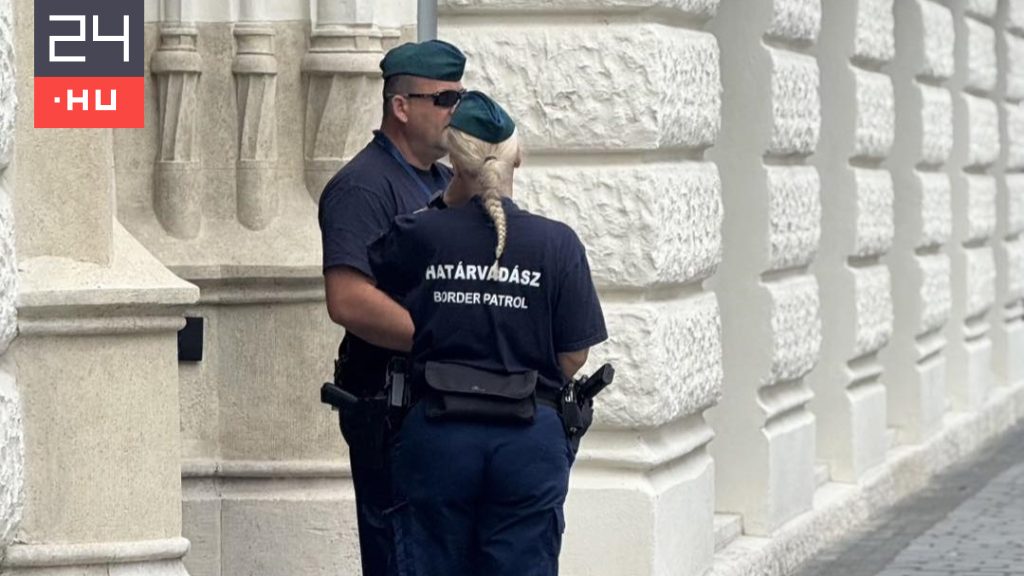 Hadházy: Határvadászok védik a Belügyminisztériumot, annyira kevés a rendőr