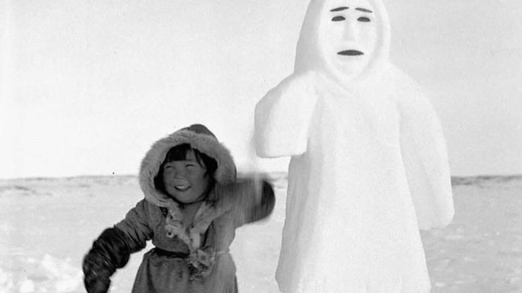 A világ egyik legkedvesebb téli fotóján furcsa hóemberrel pózol egy inuit kislány