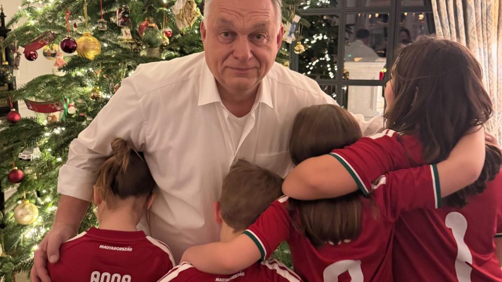 „Alakul a csapat” – Orbán Viktor focimezes unokákkal fotózkodott karácsonykor