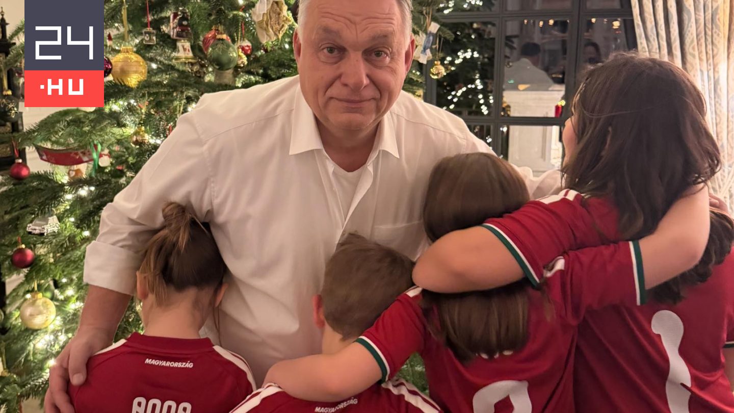 „Alakul a csapat” – Orbán Viktor focimezes unokákkal fotózkodott karácsonykor