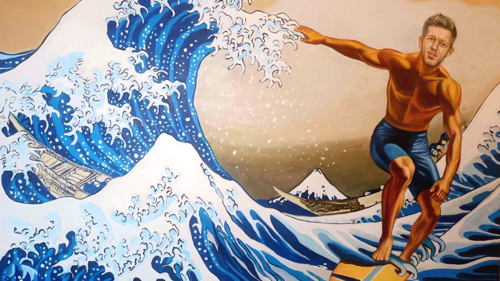 Az áradó Tiszán szörföző Magyar Pétert ábrázolja drMáriás szilveszterre időzített festménye