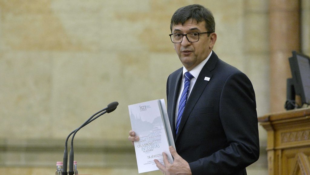 „Nem vagyok közszereplő” – hárított a volt ÁSZ-elnök, akit havi 2,7 millióért bízott meg a kormány Budapest átvilágításával