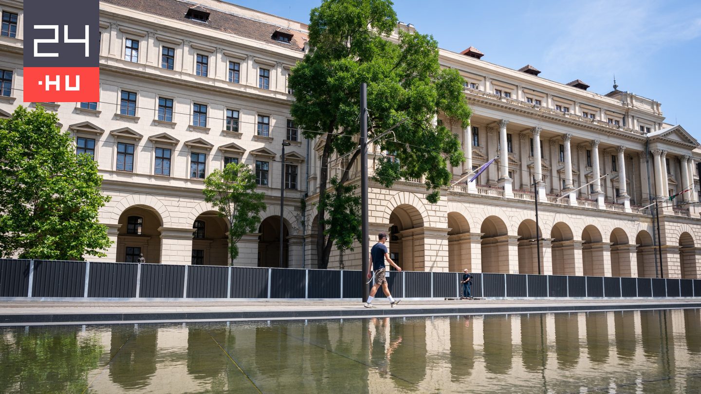 Titkolóznak a minisztériumok a karácsonyi jutalmakról