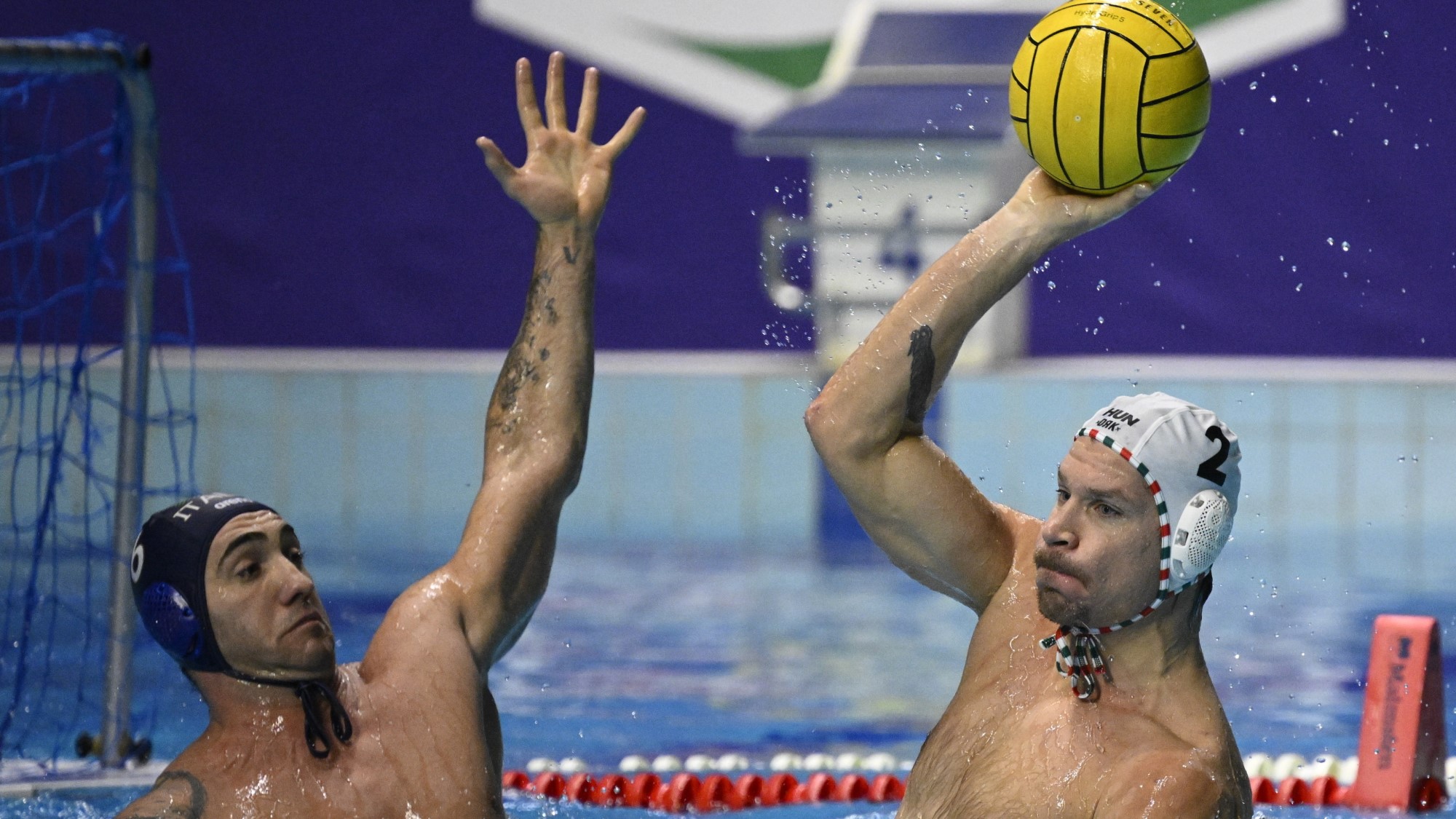 Angyal Dániel (j) és az olasz Edoardo Di Somma a Magyarország - Olaszország Európa-bajnoki felkészülési vízilabda-mérkőzésen a Komjádi Uszodában 2025. december 20-án.