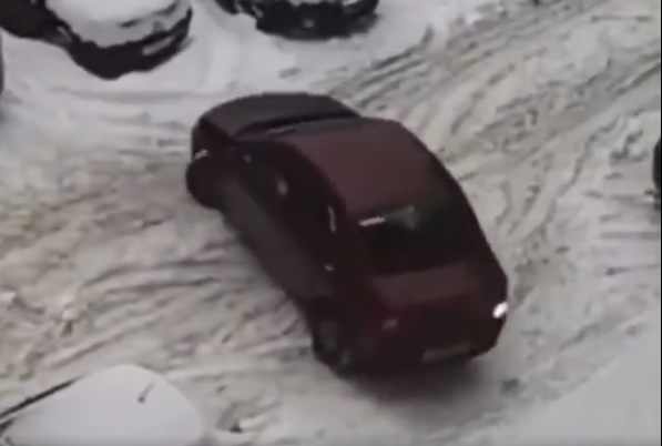 Ilyen párhuzamos parkolást is ritkán látni, tapasztalt autósok is ledöbbentek a sofőr módszerétől