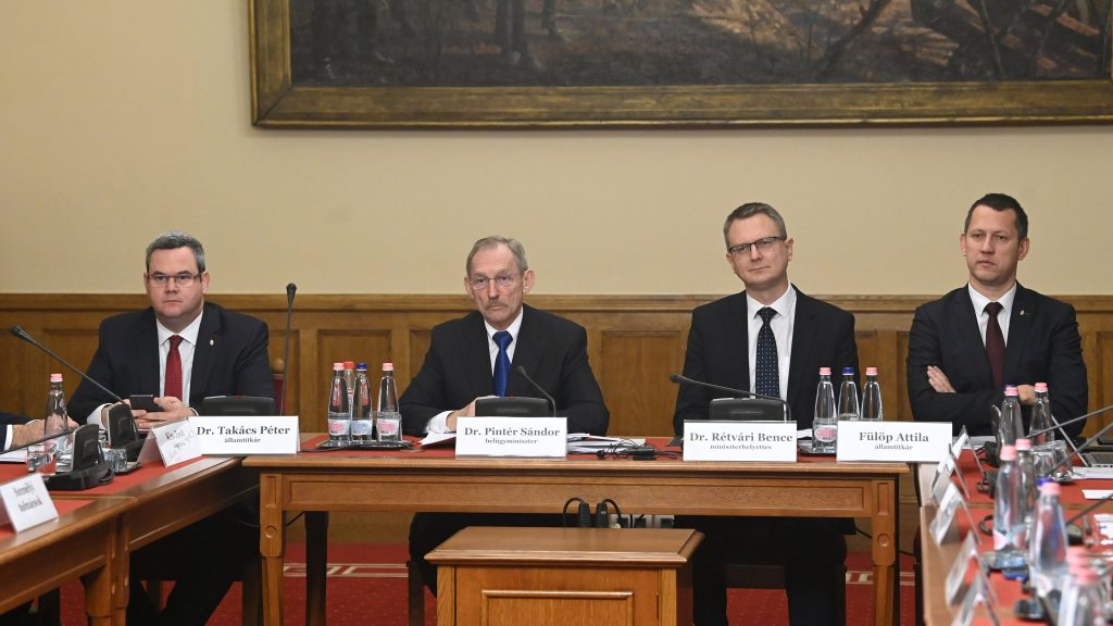 Egyelőre nem tudja visszavonni a kormány a Szőlő utcai rémet fedező nevelőnő kitüntetését