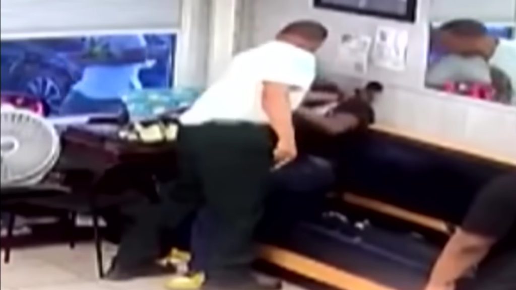 Fegyvert rántott a fodrászára, miután elrontotta a haját – videó