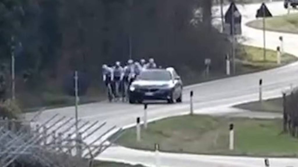 Sikertelen merénylet: közelről lőttek rá az olasz kerékpáros csapatra