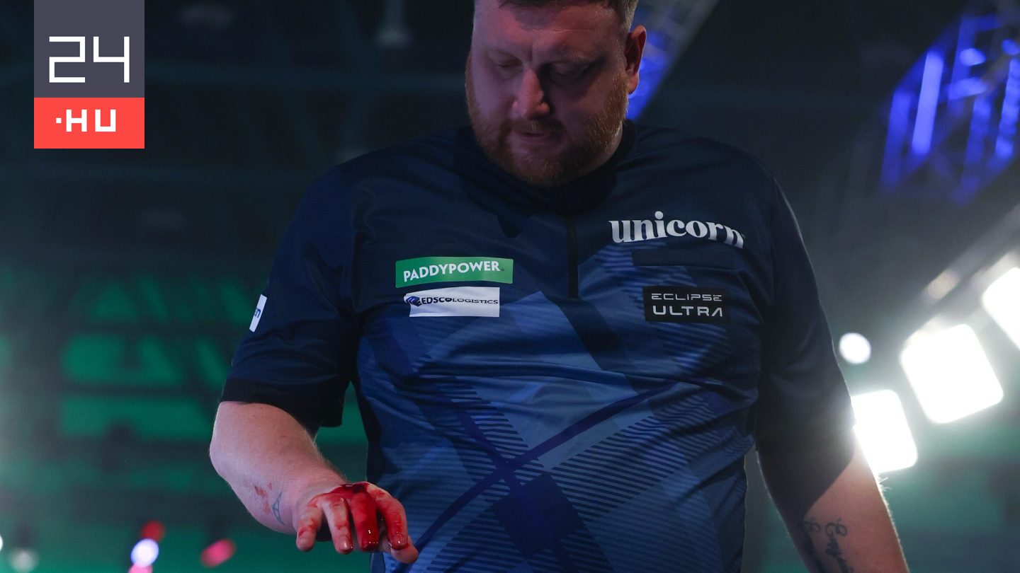 Folyt a vér a dartsvébén: dühében az asztalt verte a kieső játékos