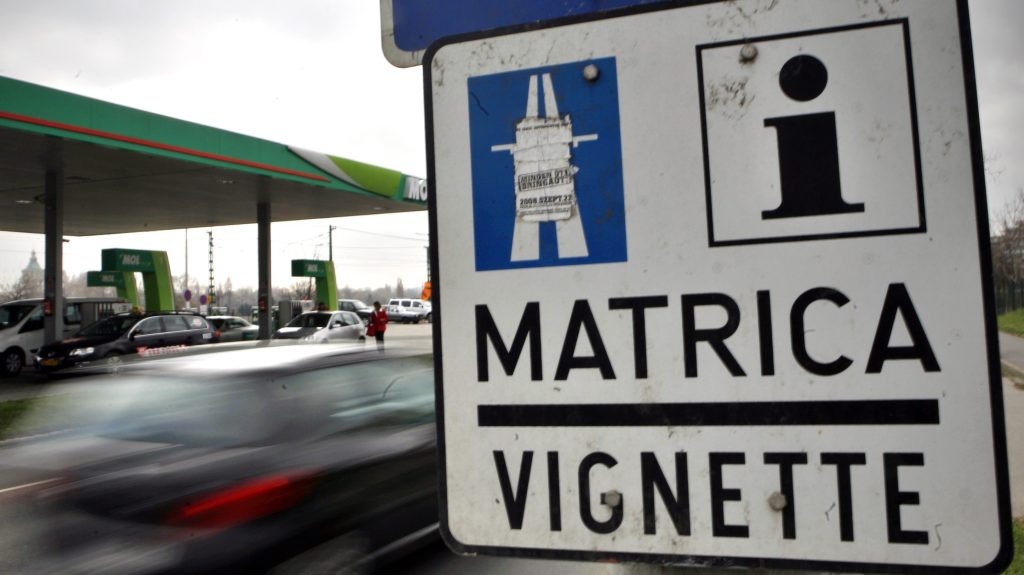 Hétfőtől lehet megvenni a 2026-os éves autópálya-matricákat, az is megvan, mennyibe fognak kerülni