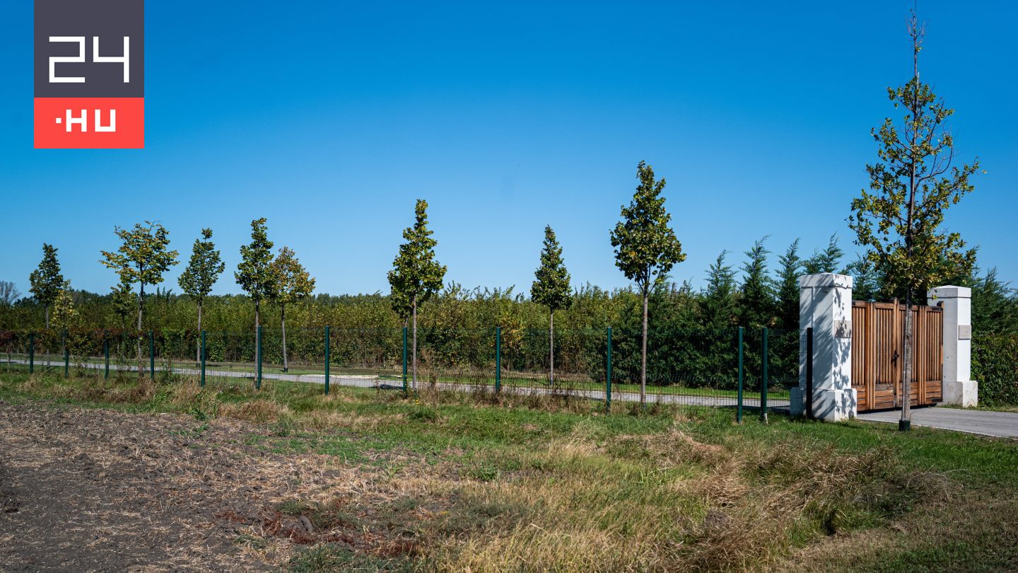 Átlátszó: Elvileg tiltott területen épített teniszpályát Lázár János a luxusvadászháza mellett