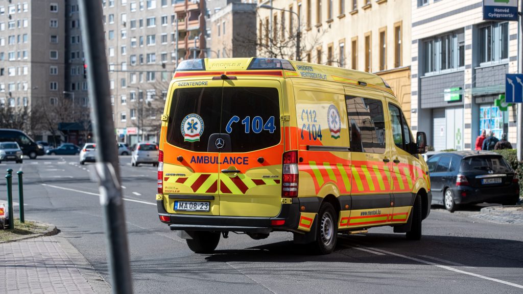 Hatodikos fiú hívta a mentőket az anyjához, és az újraélesztést is ő kezdte meg