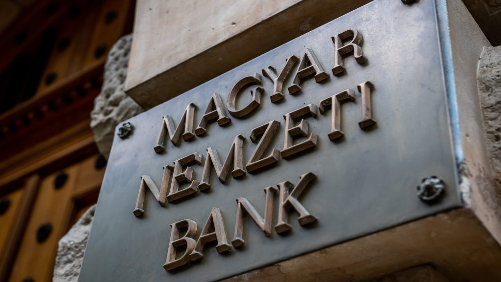 Jó befektetést ígért, de magára költötte a pénzt, 42 milliós bírságot kapott