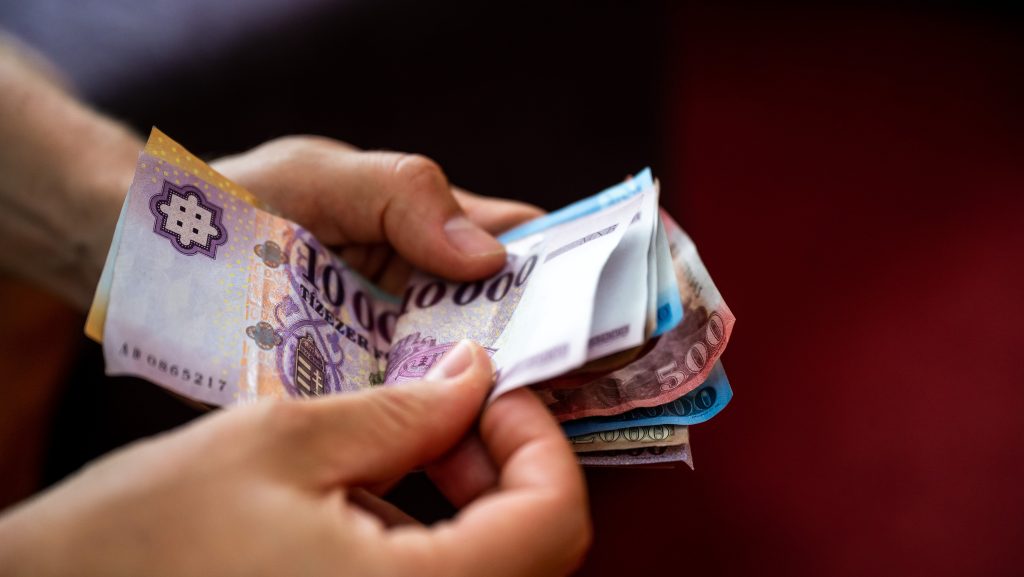 Mélyrepülésben van a forint