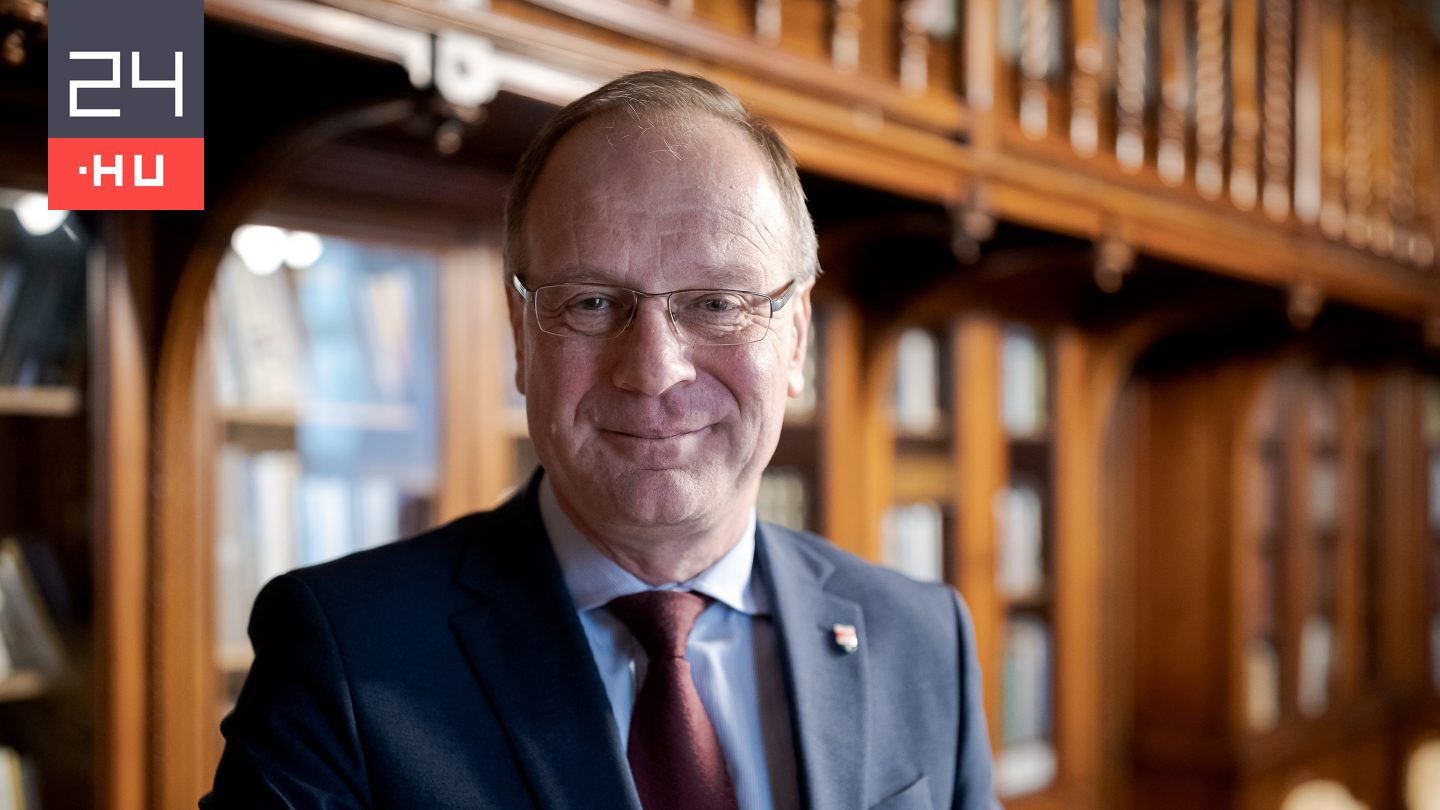 Hadházy: Navracsics ugyanakkor készült „előtte-utána” fotókkal szemléltette választókerülete fejlesztését 