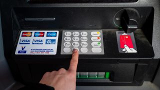 Hiába kapta meg a fizetését, egy sikertelen készpénzfelvétel után 12 napig nem fért a pénzéhez