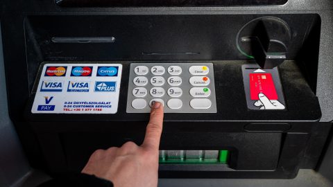 Hiába kapta meg a fizetését, egy sikertelen készpénzfelvétel után 12 napig nem fért a pénzéhez