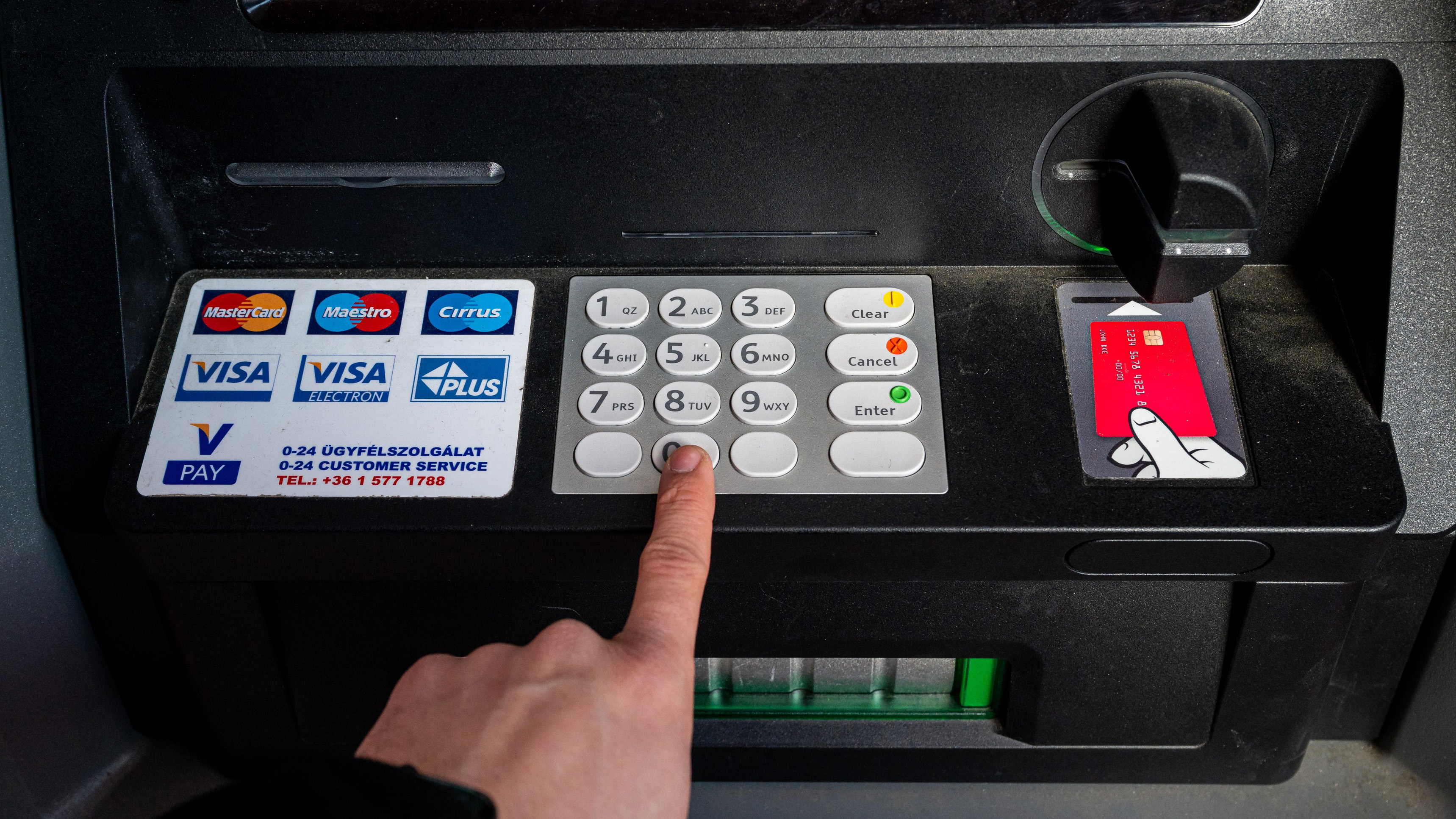 Hiába kapta meg a fizetését, egy sikertelen készpénzfelvétel után 12 napig nem fért a pénzéhez