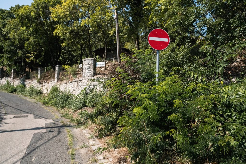 Rejtett kamerákkal és mikrofonokkal is próbáltak KRESZ-vizsgát tenni