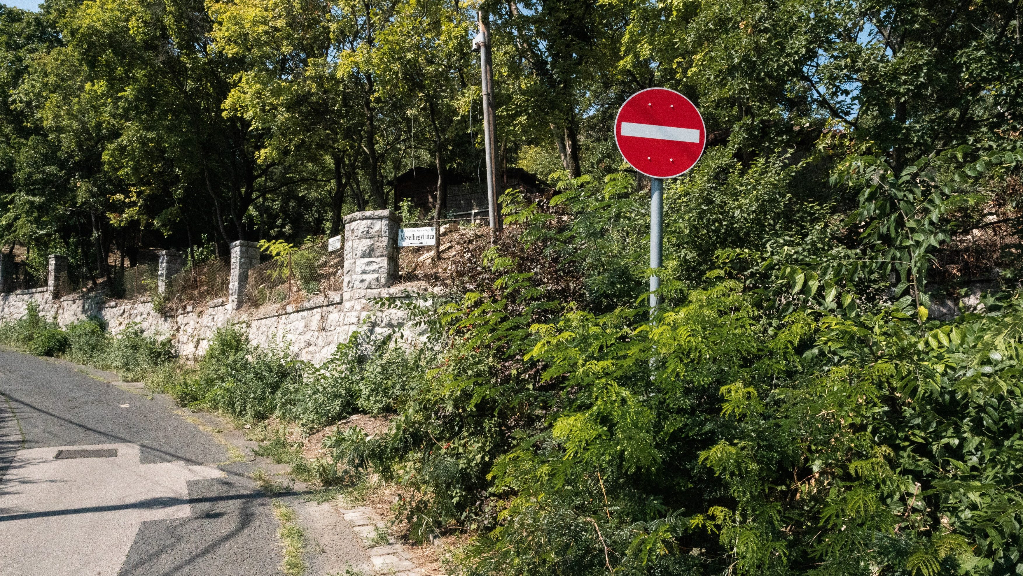 Behajtani tilos.