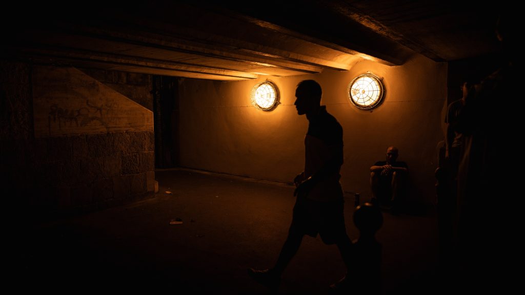 „Ha tűzbe rakjuk a kezünket, nem azért fáj, mert gyengék vagyunk” – így vált népbetegséggé a kiégés