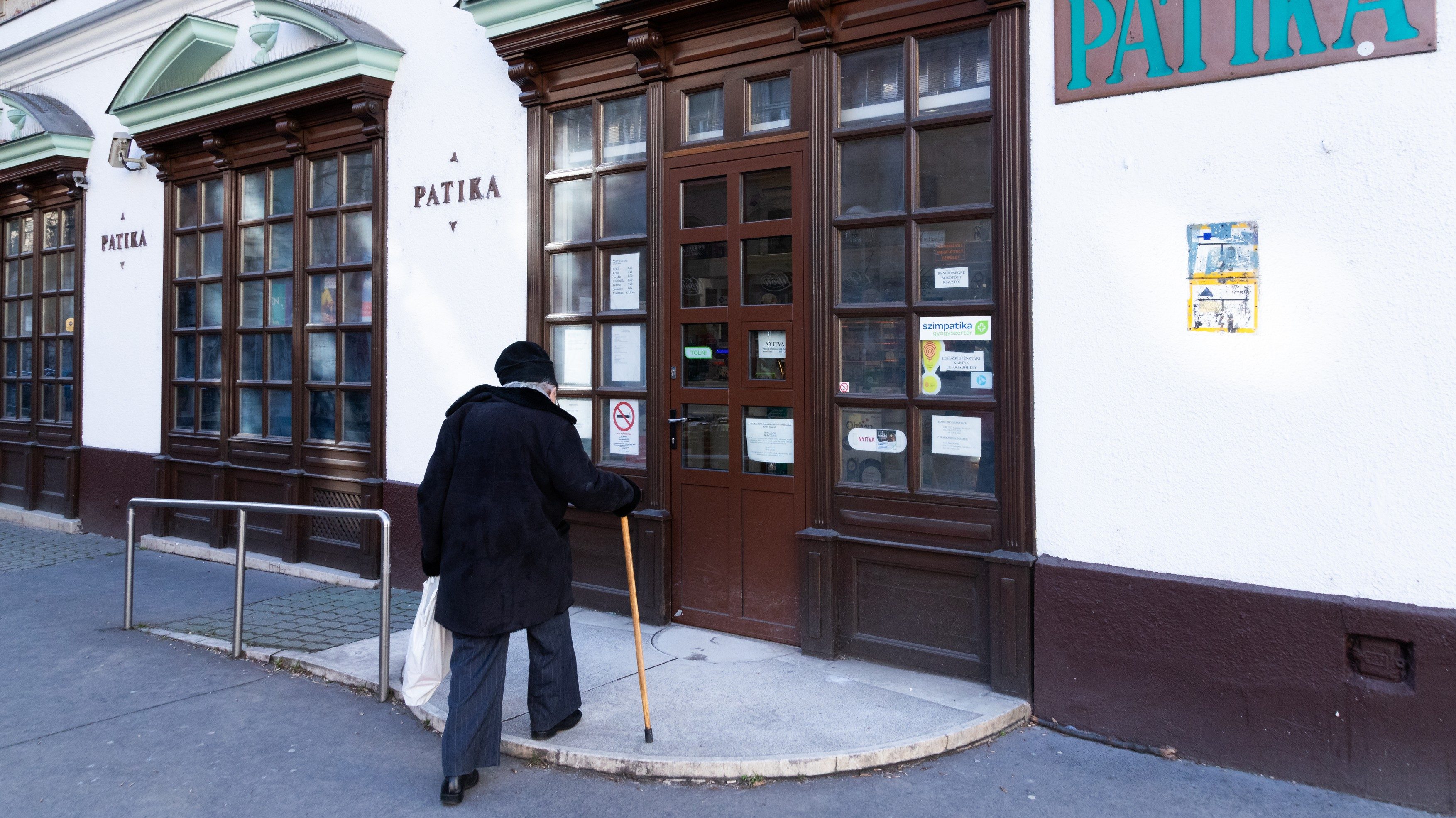 patika bejárata
