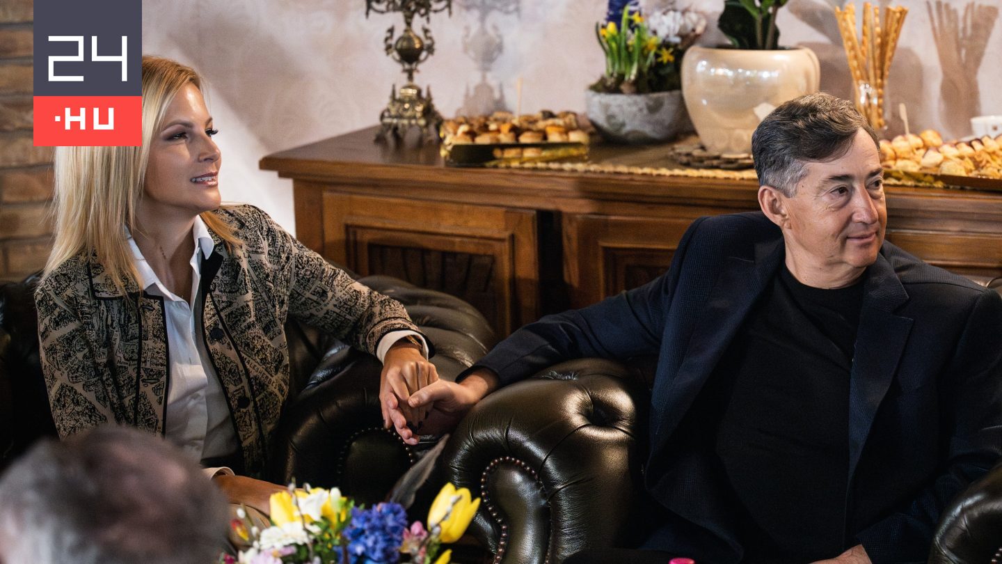 Hatalmas figurák, masnik, gömbáradat – ilyen a karácsonyfa Várkonyi Andrea és Mészáros Lőrinc otthonában