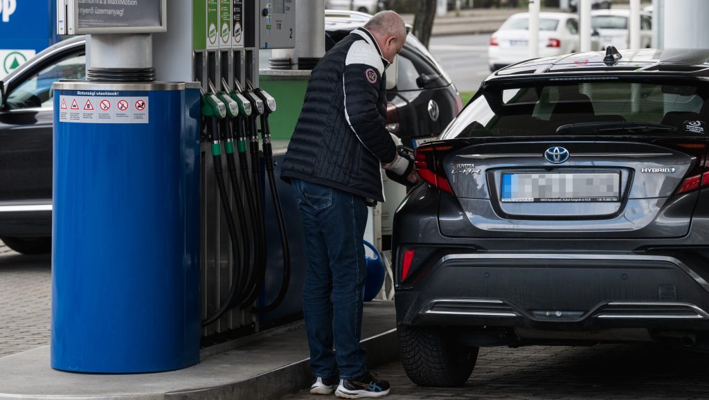Szombaton tovább csökkenhet az üzemanyagok ára