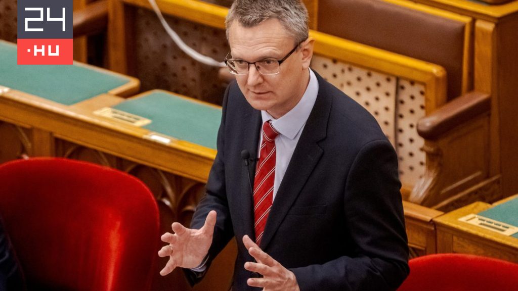 A betiltott Bors terjesztésére buzdít Rétvári Bence