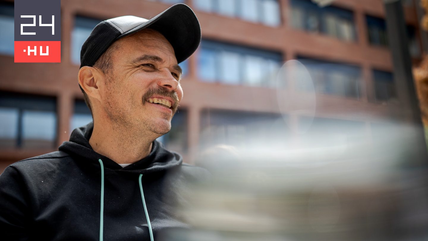 Curtis karácsonyi fellépését parodizálta Lengyel Tamás: Meghatódtam azon, hogy „a szuka luka csudajól van, vágom, tipli, kuka”