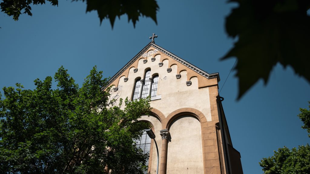 Csángó gyerekeket segítő alapítvány kuratóriumi tagja az a pedofil pap, aki a Szőlő utcában is dolgozott