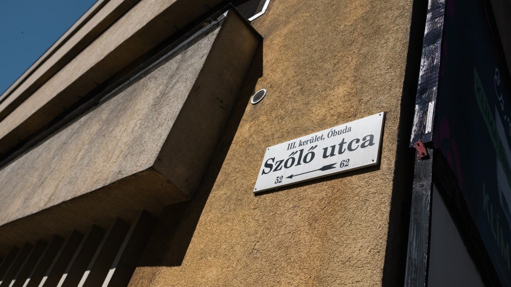 A Szőlő utcai javítóintézetnél tüntetnek Puzsérék – élő közvetítés