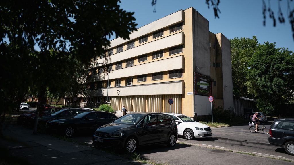 „Szerettem a gyerekek között lenni, úgy éreztem, hogy tudok nekik adni” – megszólalt a Szőlő utcai gyerekotthon volt vezetője, aki asztalba verte egy fiú fejét