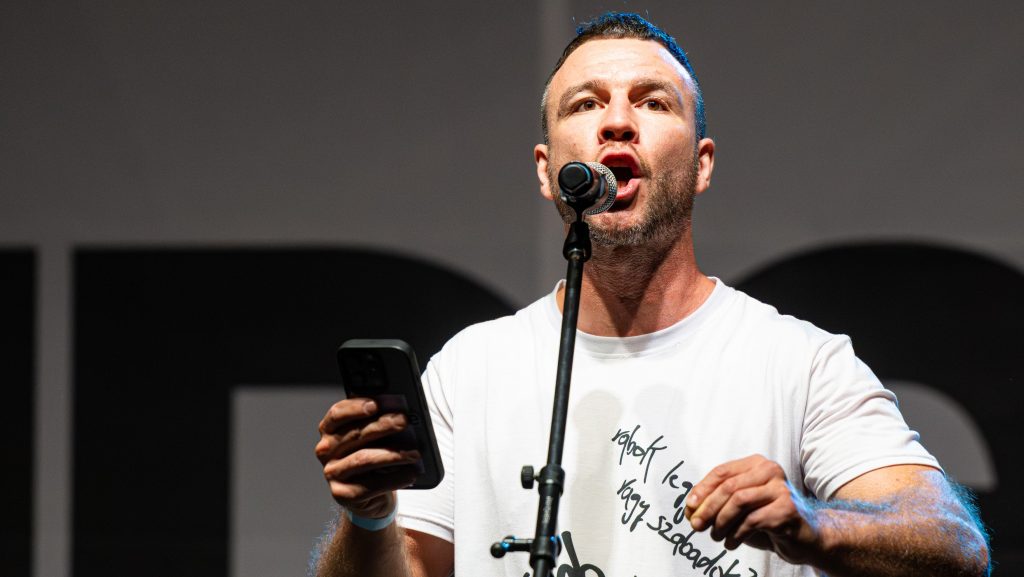 Gulyás „gerinctelen” Gergelynek üzent karácsonyi videójában Molnár Áron