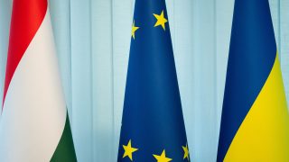 Magyar, európai uniós és ukrán zászlók