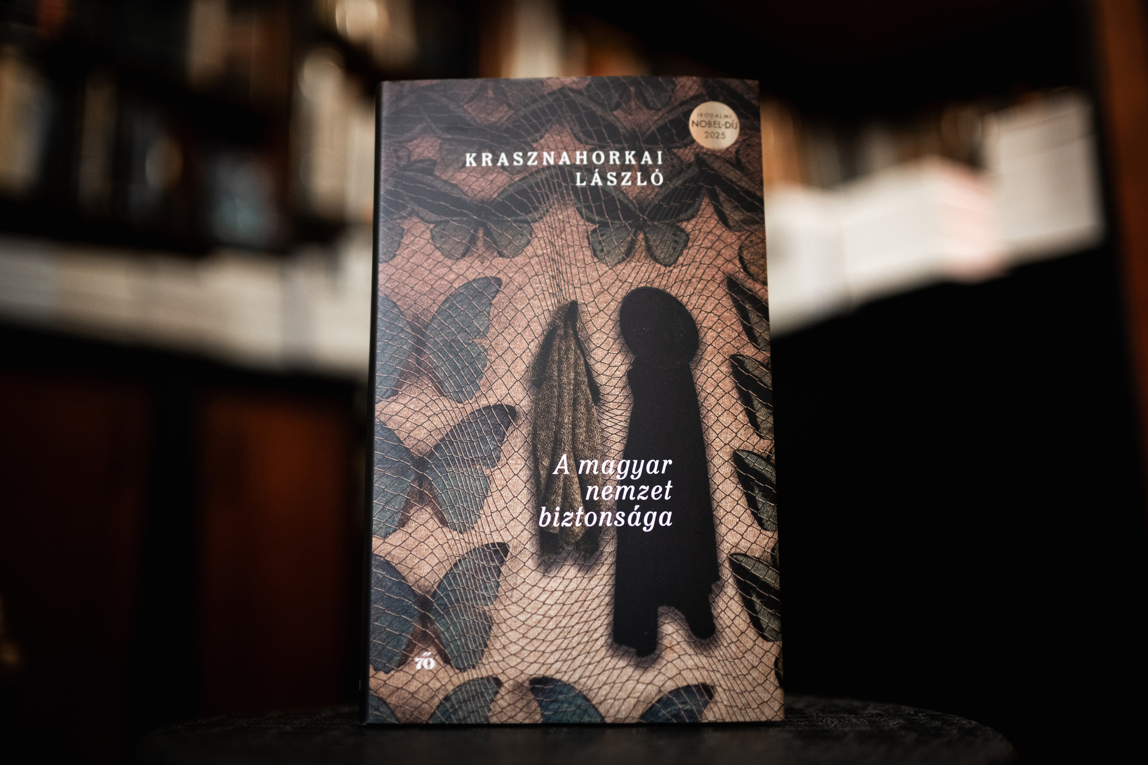 Nagy Tesvér szeret, Patti Smith emlékezik, Krasznahorkai humorizál – könyveket ajánlunk a fa alá 2