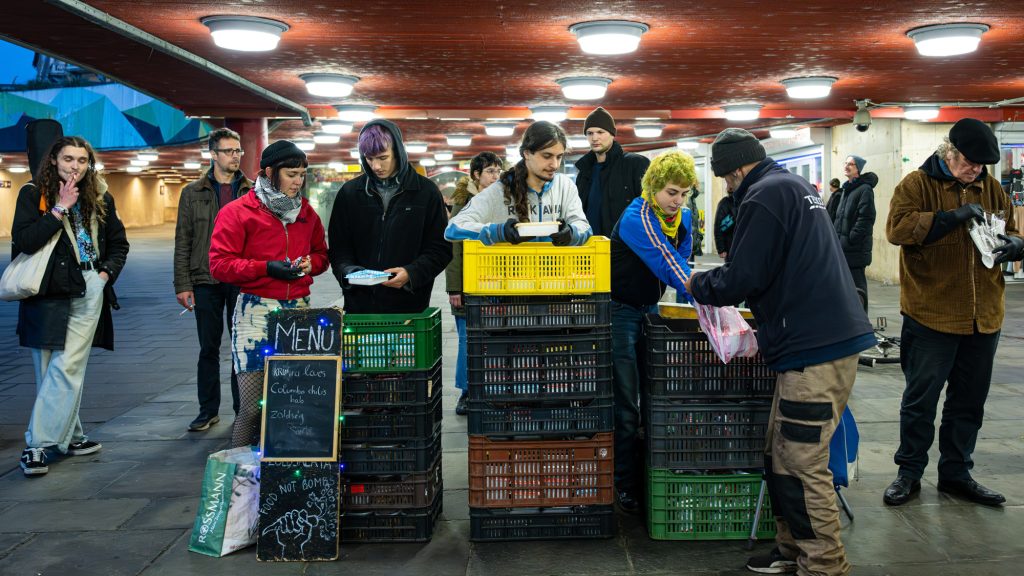 „Az a cél, hogy láttassuk a szegényéget és a pazarlást” – punkok osztanak vegetáriánus ételt hajléktalanoknak