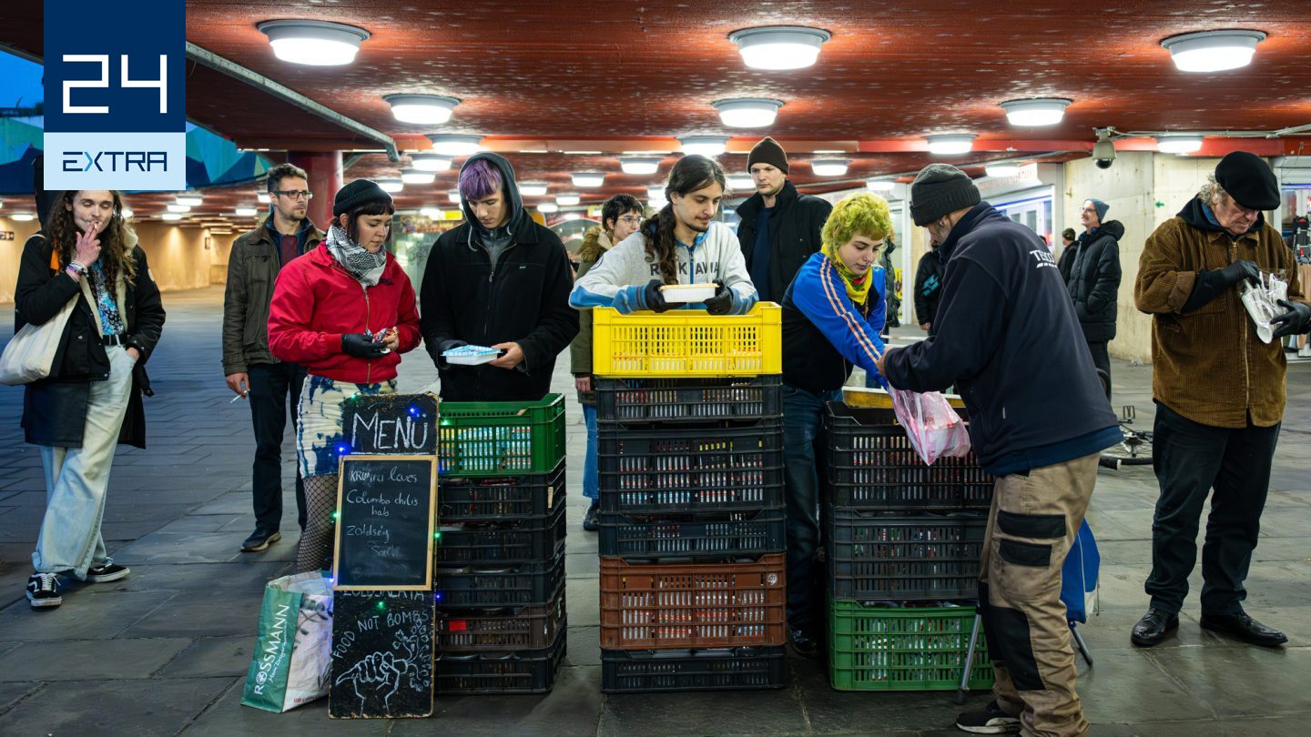 „Az a cél, hogy láttassuk a szegényéget és a pazarlást” – punkok osztanak vegetáriánus ételt hajléktalanoknak