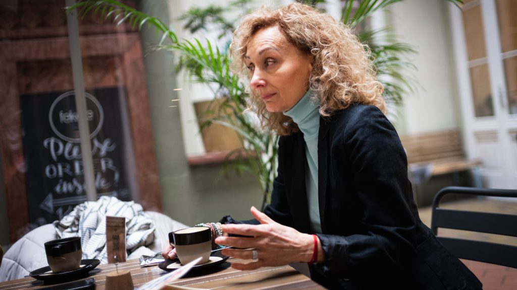 „Egyszer egy szülő azt mondta a játszótéren: nézzétek, ez egy földönkívüli!” – szülői történetek egy felnőtté vált autista gyerekről