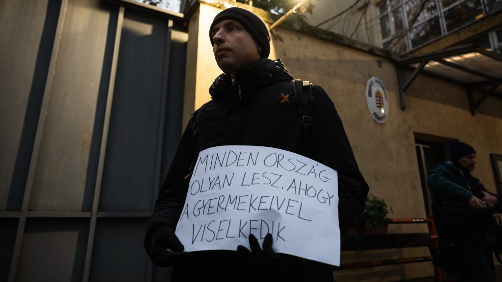 Felmérés a Szőlő utcáról: a magyarok 40 százaléka szerint le kellene mondania Orbánnak