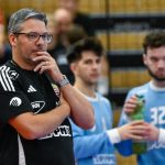 Chema Rodríguez, a magyar válogatott szövetségi kapitánya az Ausztria - Magyarország barátságos férfi kézilabda-mérkőzésen a bécsi Sport Arénában 2025. november 1-jén. A találkozót az osztrák szövetség alapításának századik évfordulója alkalmából rendezték.