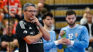 Chema Rodríguez, a magyar válogatott szövetségi kapitánya az Ausztria - Magyarország barátságos férfi kézilabda-mérkőzésen a bécsi Sport Arénában 2025. november 1-jén. A találkozót az osztrák szövetség alapításának századik évfordulója alkalmából rendezték.