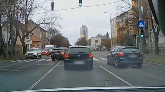 Országos arcátlanság, életveszélyes előzés: videón két autós jelenet