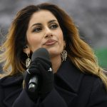 Radics Gigi énekel az 1956-os forradalom és szabadságharc 69. évfordulóján rendezett ünnepi megemlékezésen az Országház előtti Kossuth Lajos téren 2025. október 23-án.